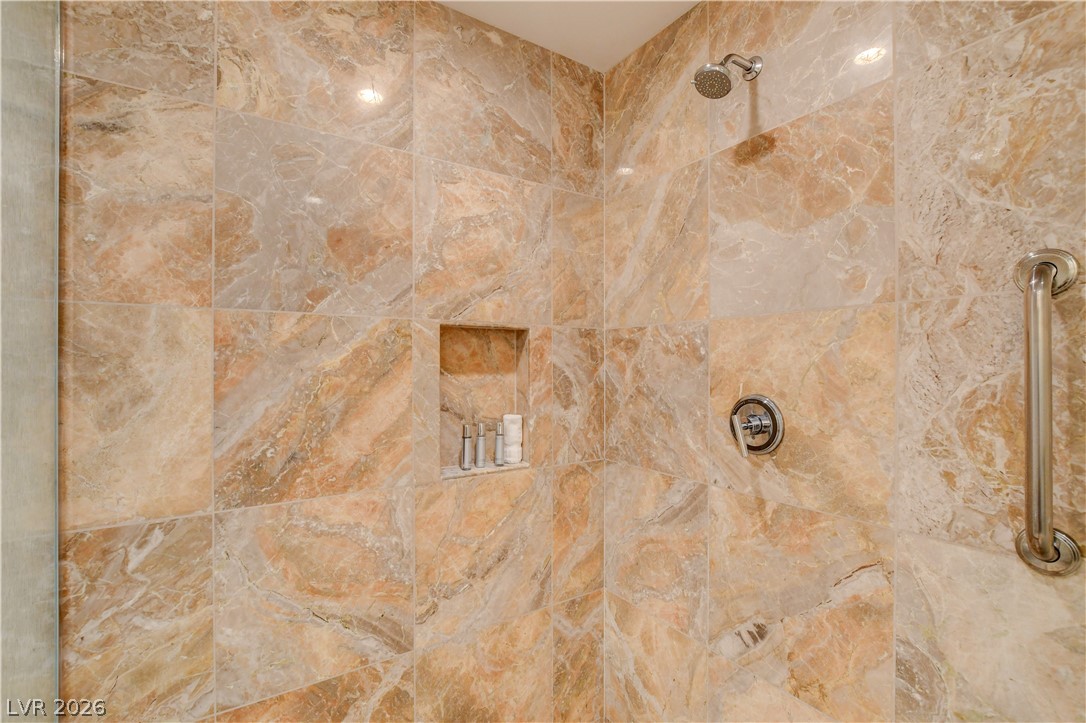 2000 North Fashion Show Drive 3316