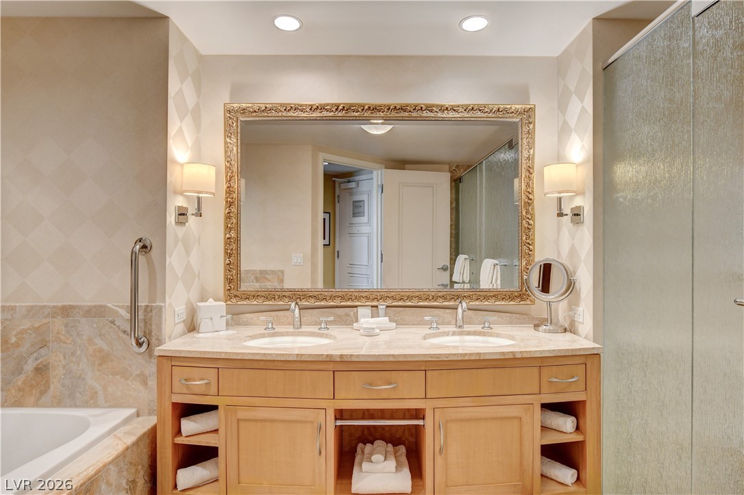 2000 North Fashion Show Drive 3316