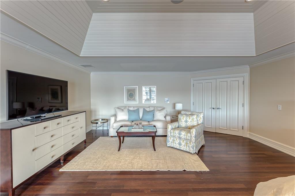 1313 E LAKE DR