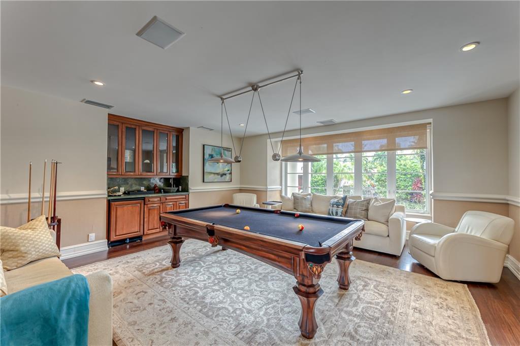 1313 E LAKE DR