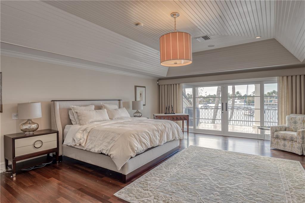 1313 E LAKE DR