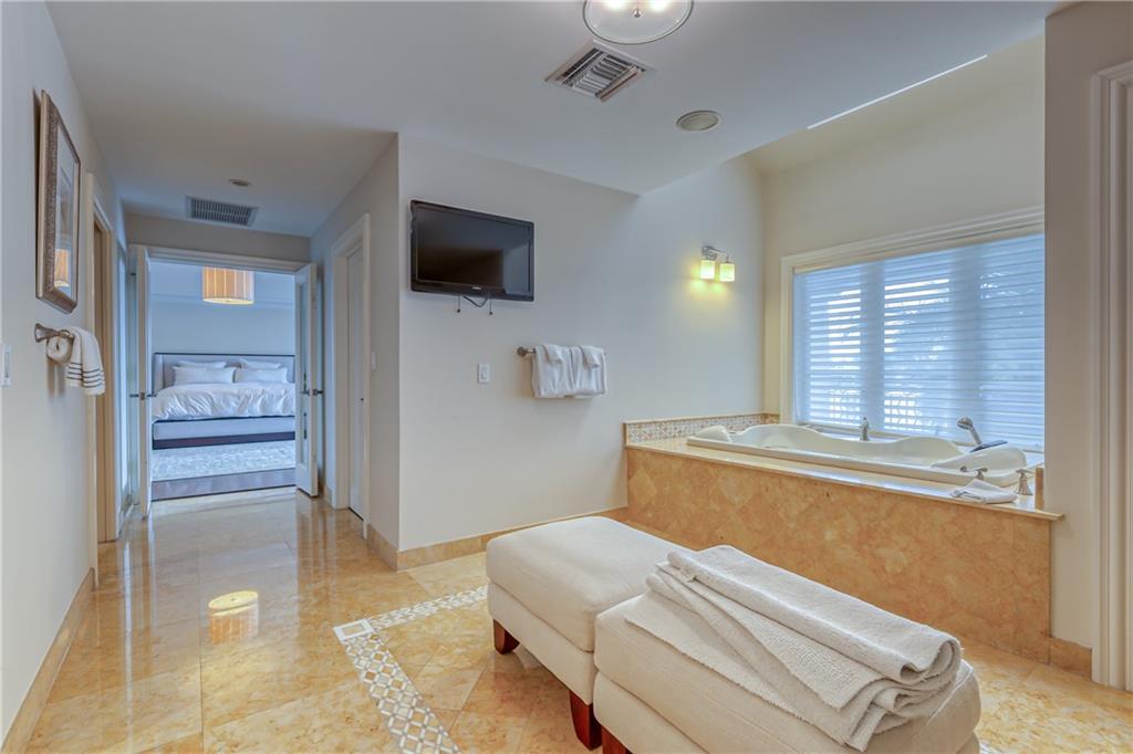 1313 E LAKE DR