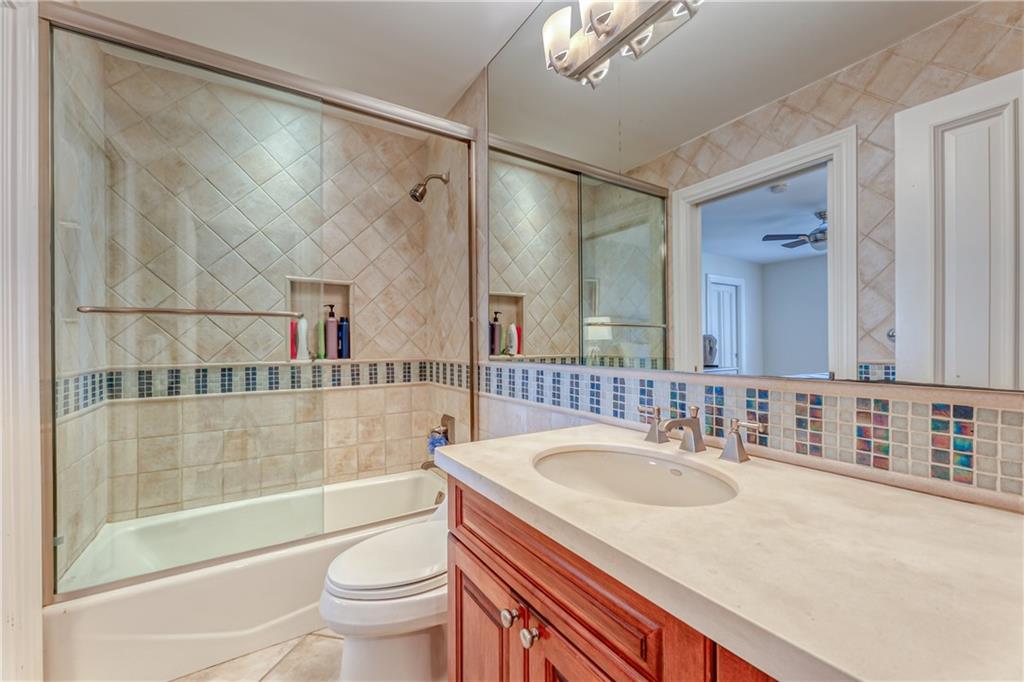 1313 E LAKE DR