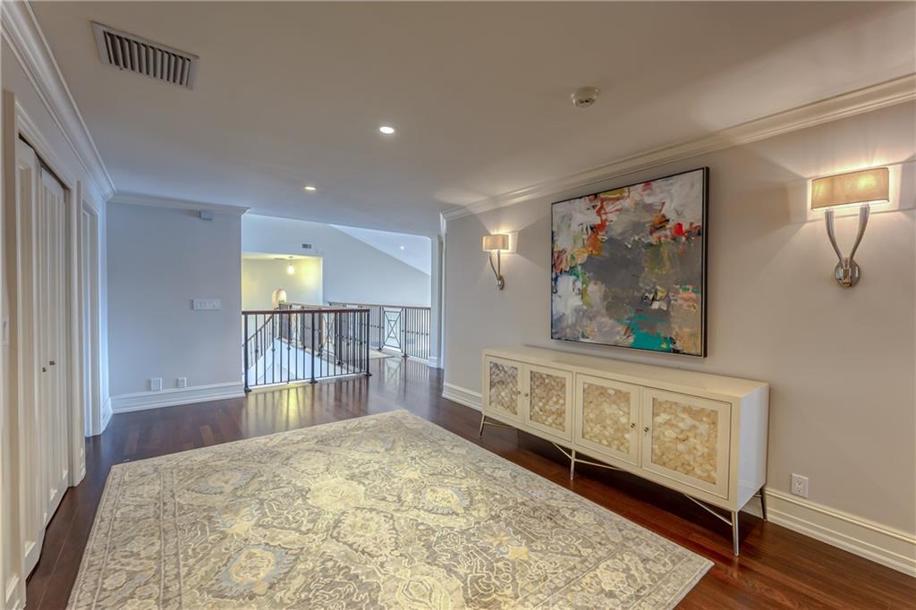 1313 E LAKE DR