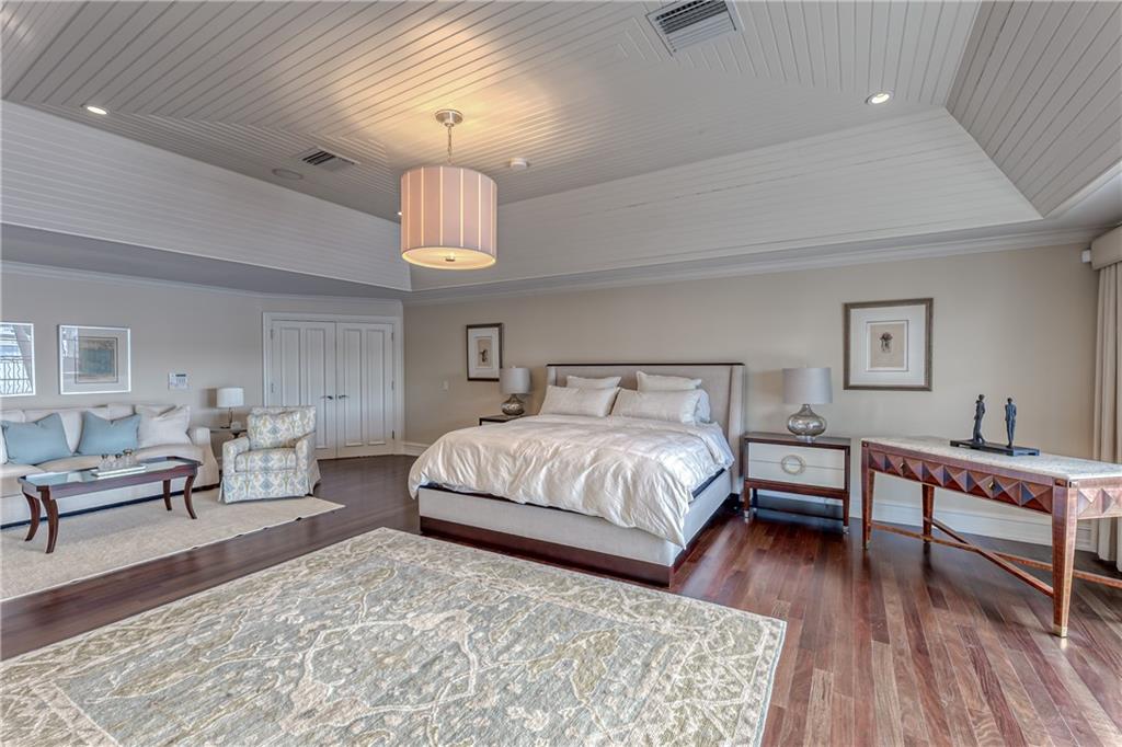 1313 E LAKE DR