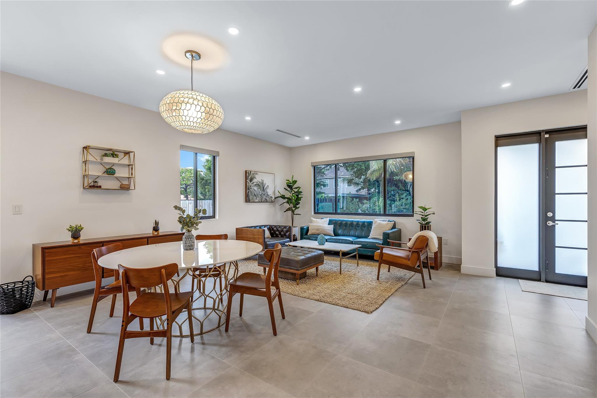 704 SW 7 St