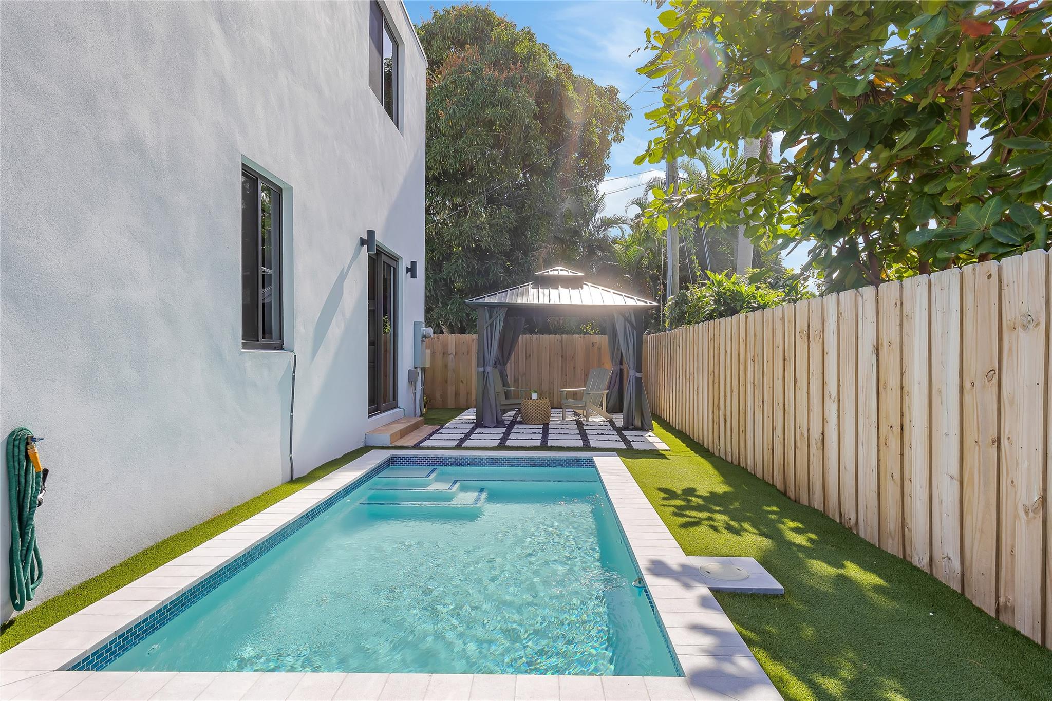 704 SW 7 St