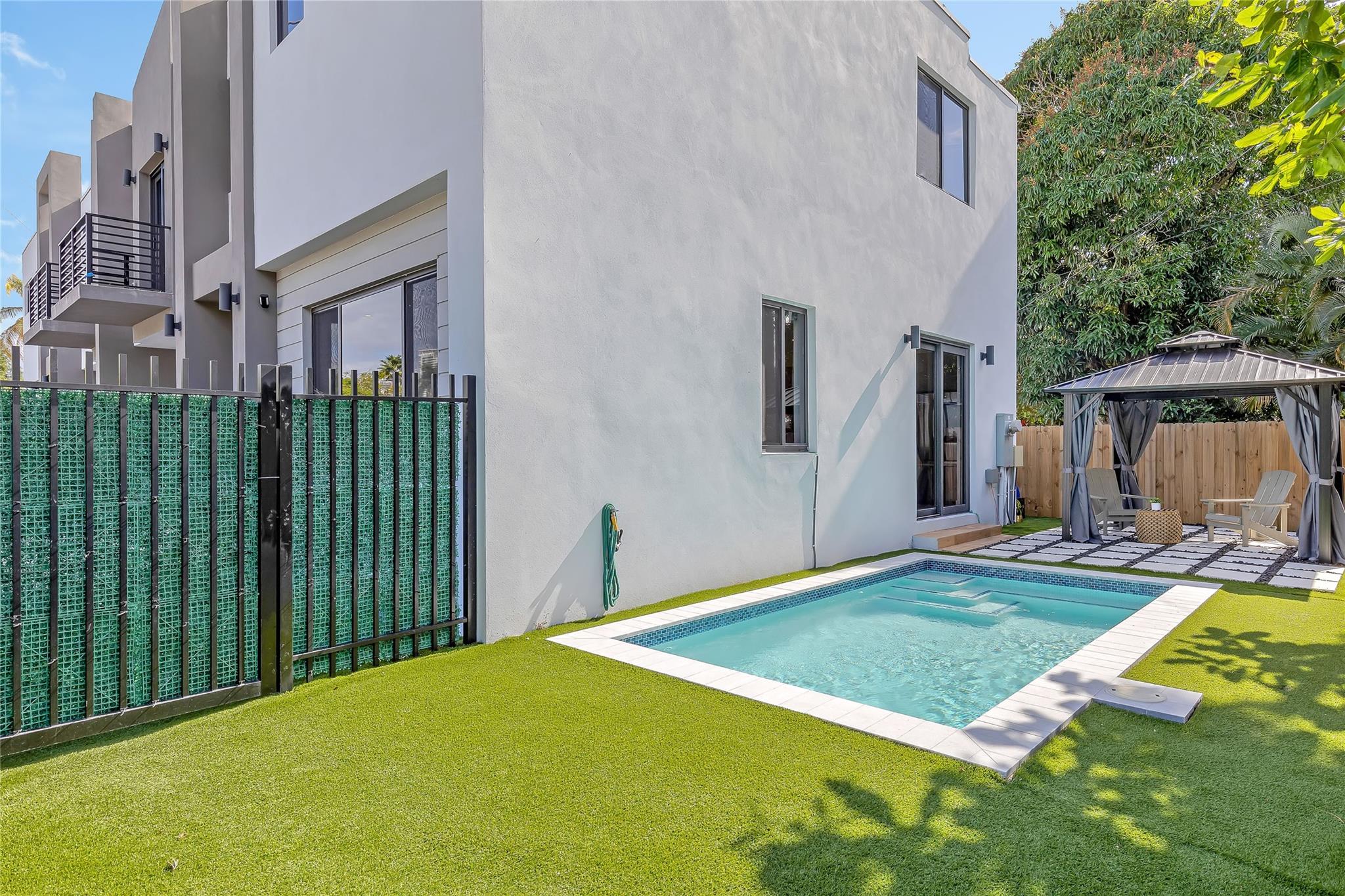 704 SW 7 St
