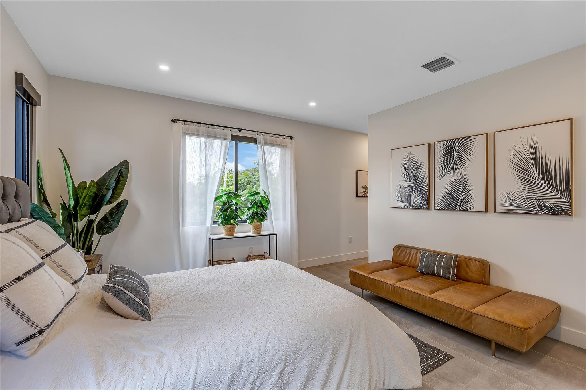 704 SW 7 St