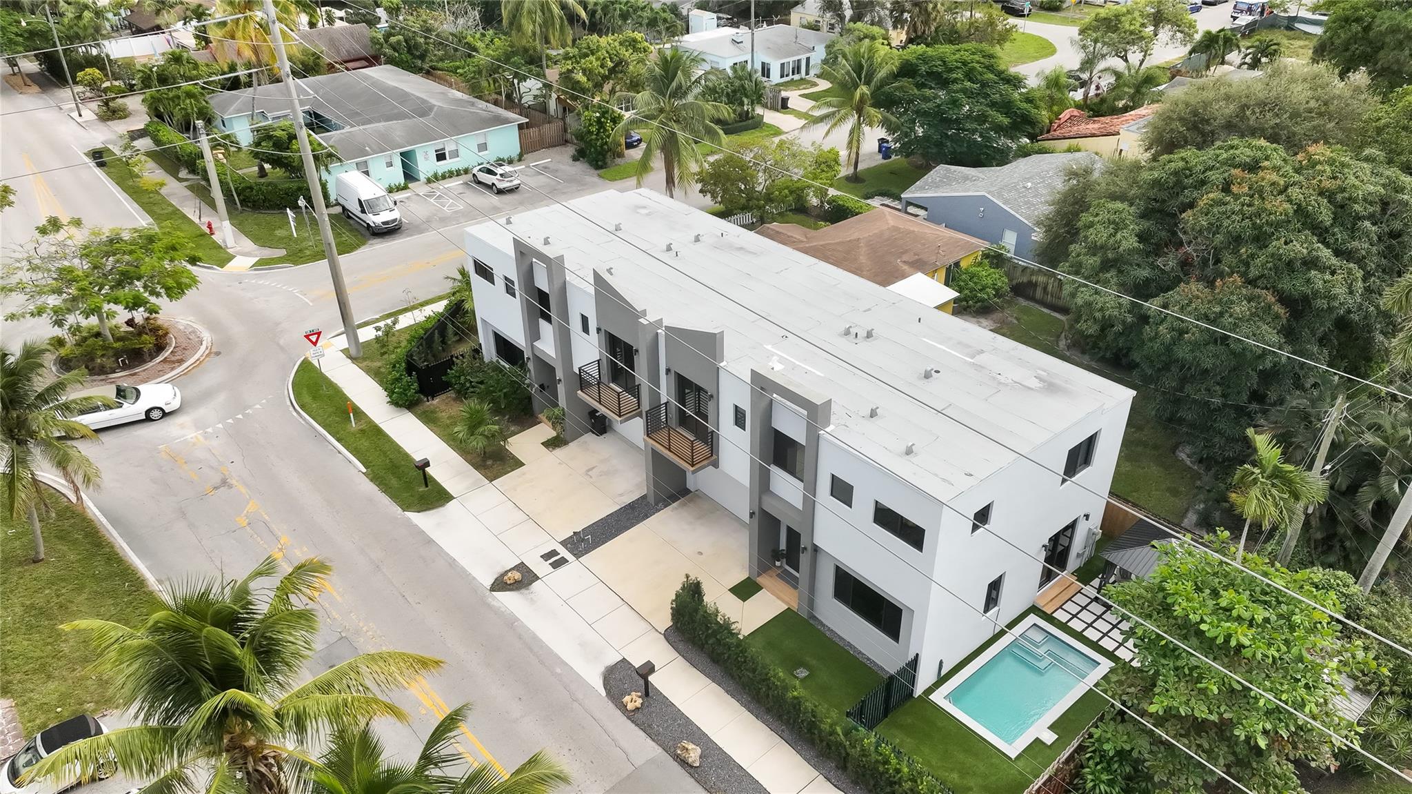 704 SW 7 St