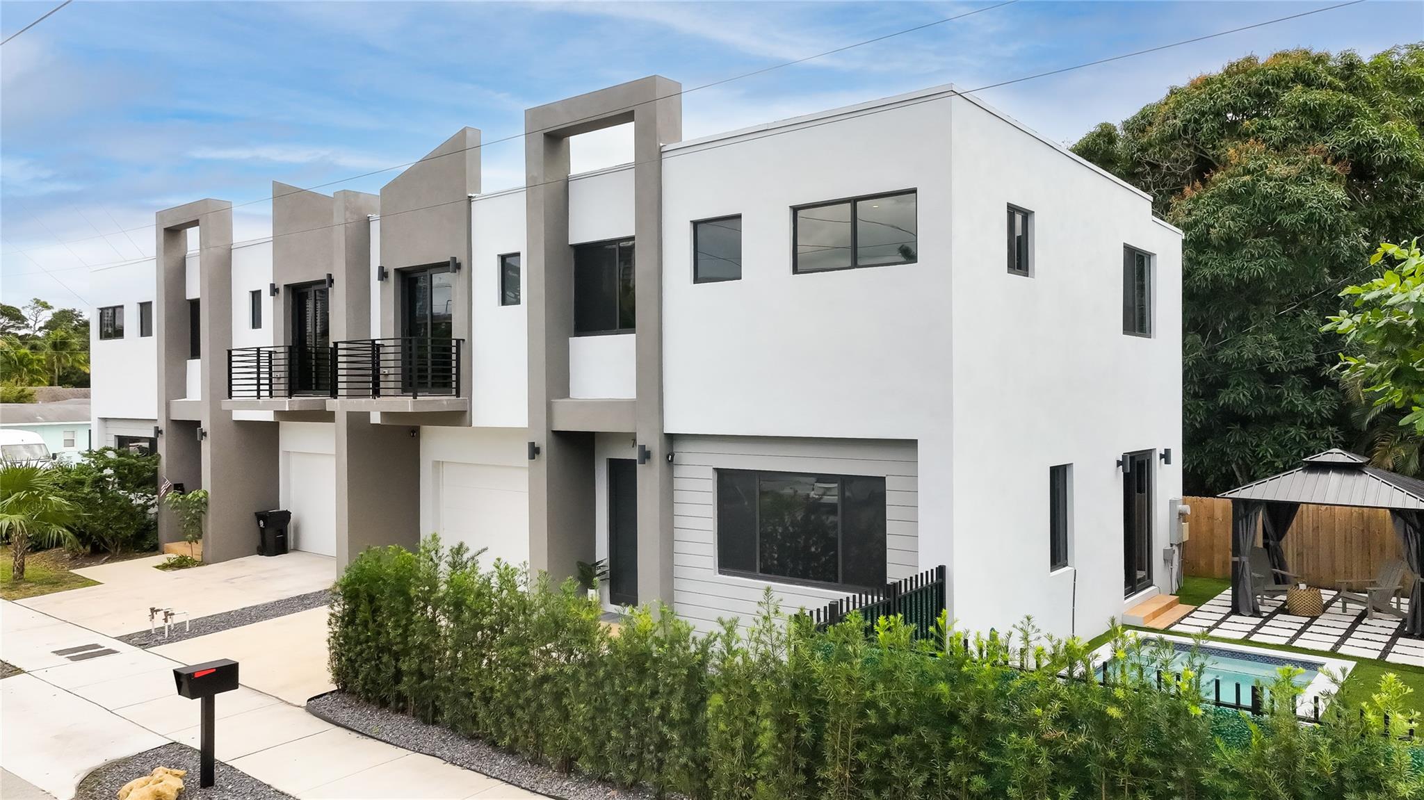 704 SW 7 St
