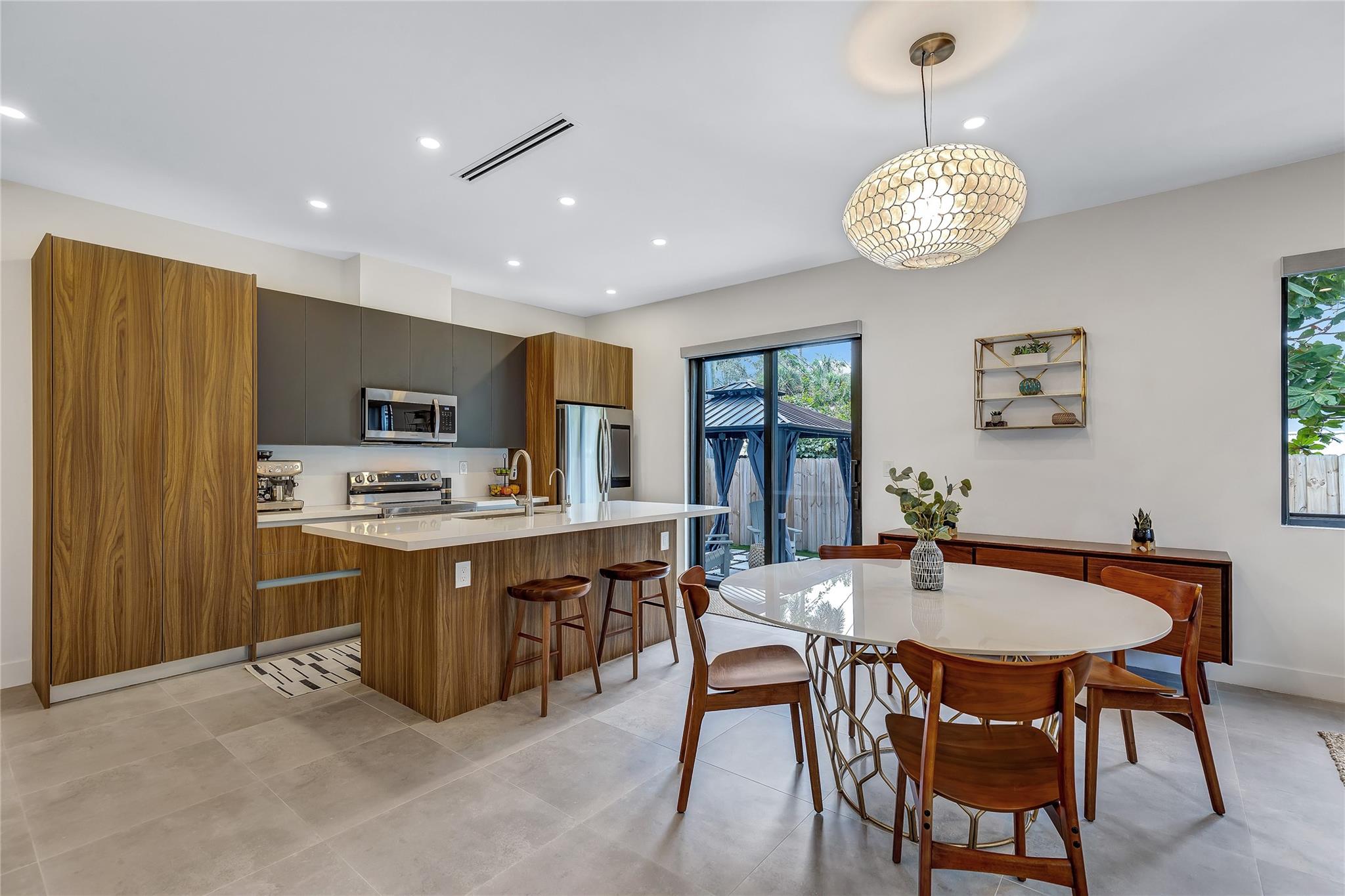 704 SW 7 St