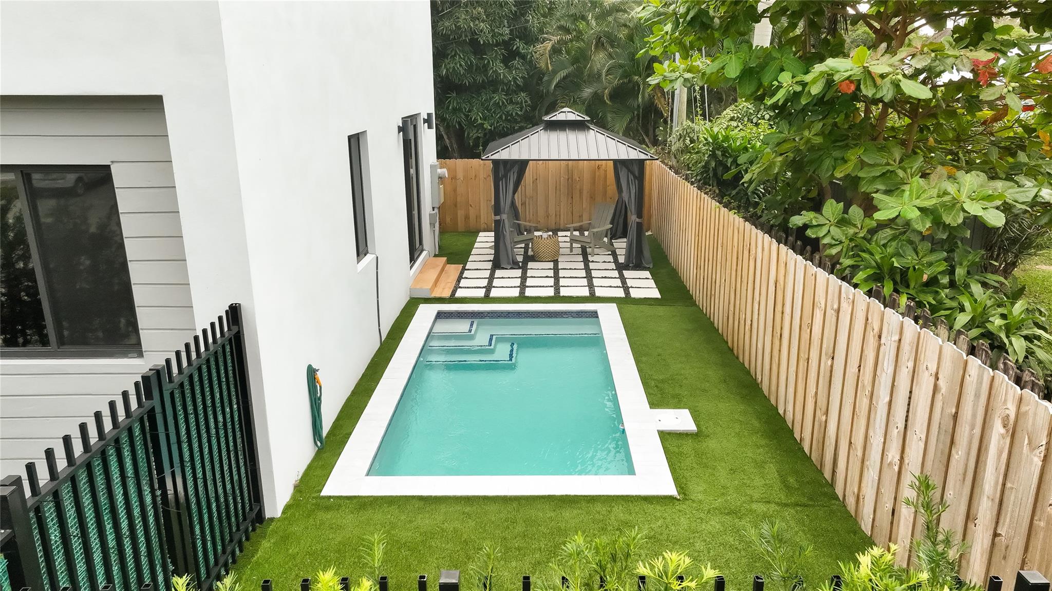 704 SW 7 St