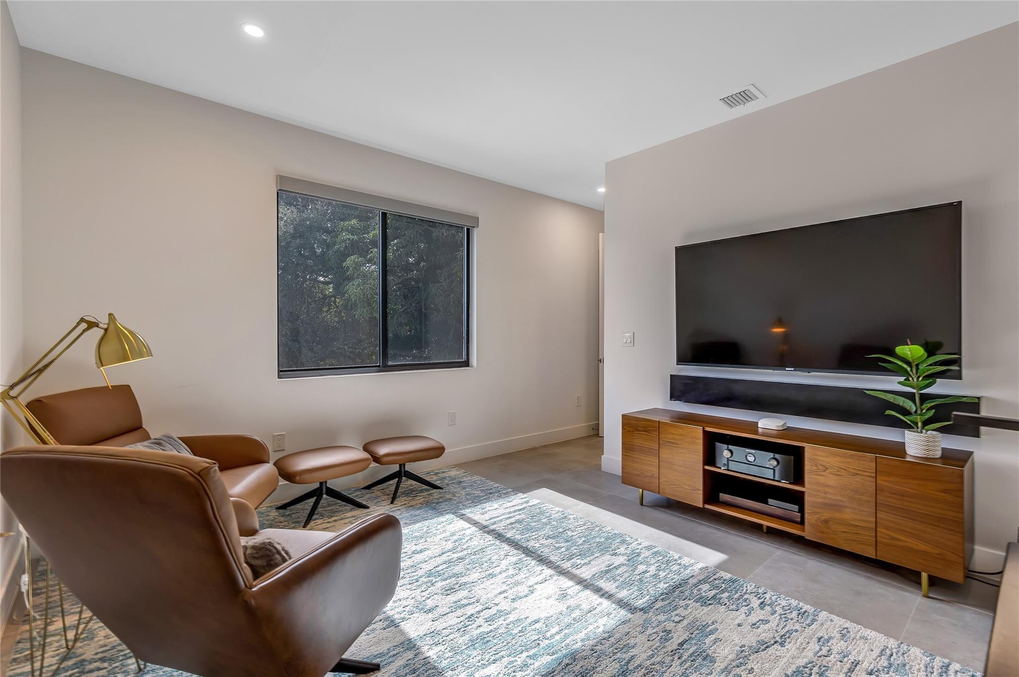 704 SW 7 St