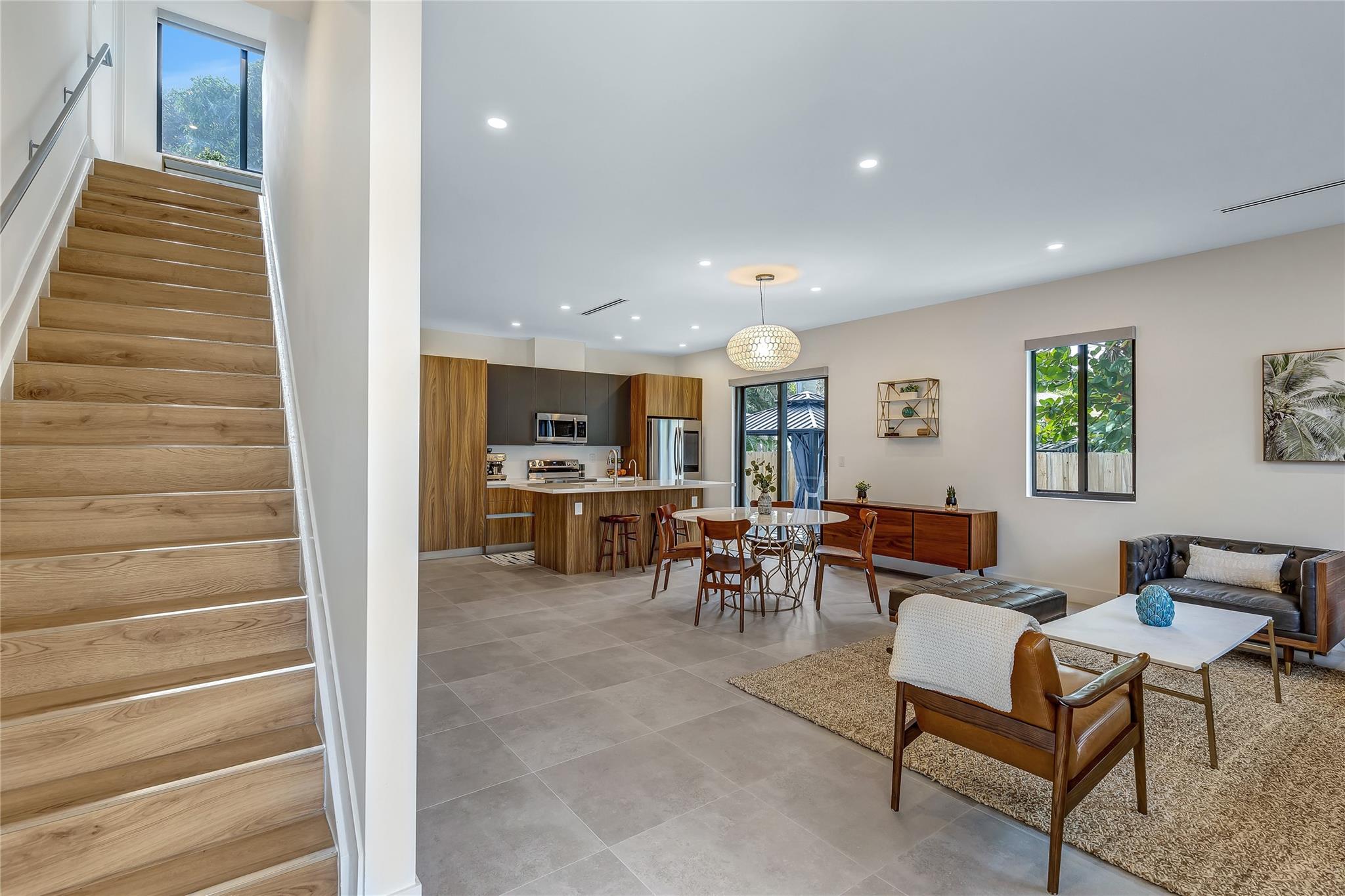 704 SW 7 St