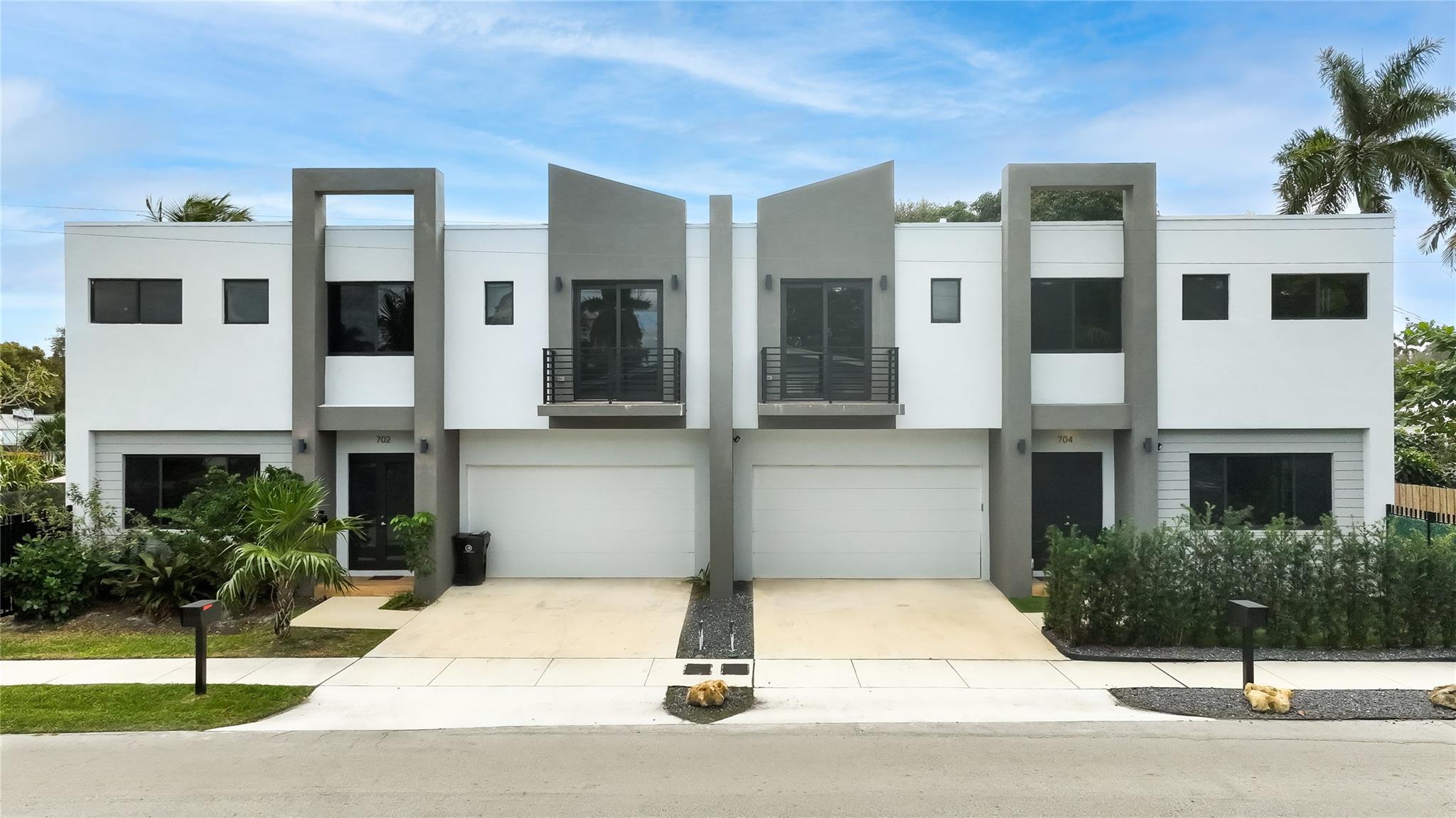 704 SW 7 St