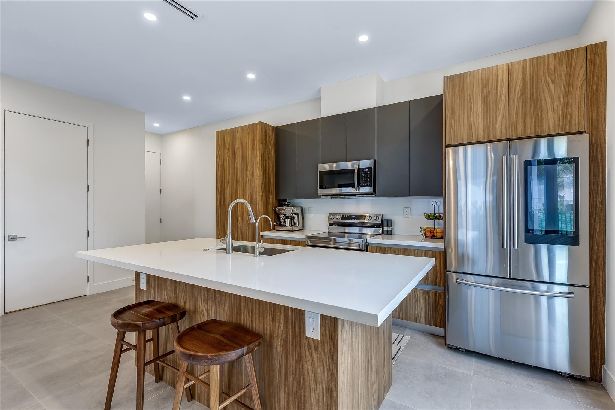 704 SW 7 St