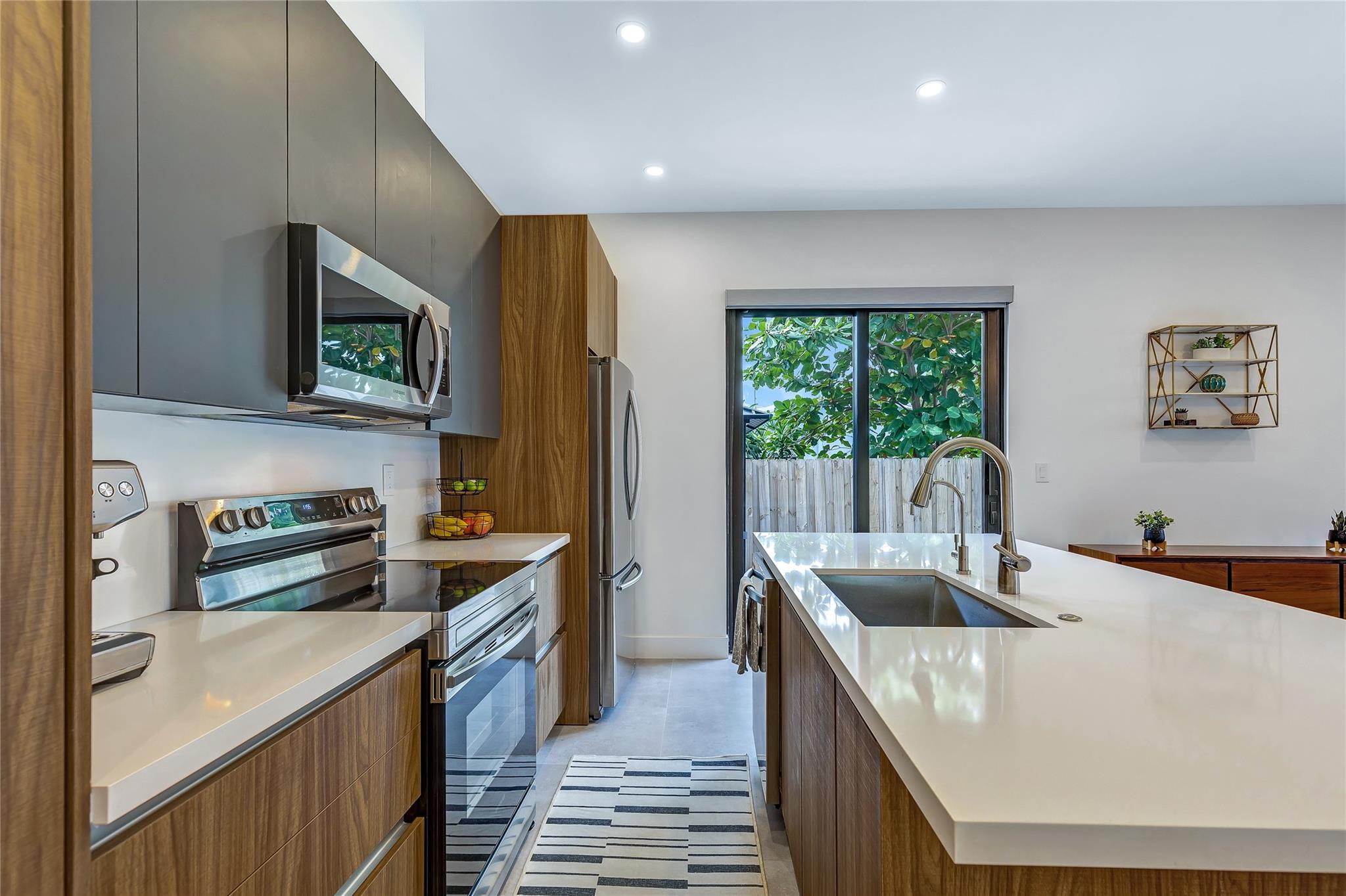704 SW 7 St