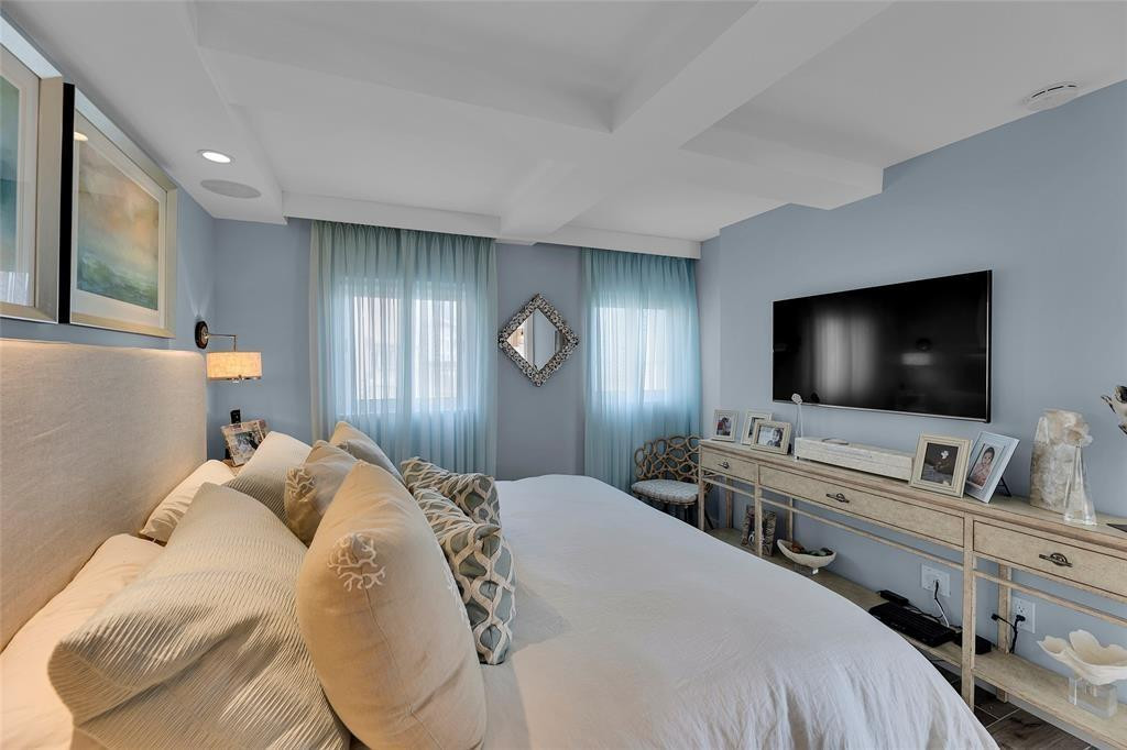 1922 S Ocean Ln 11