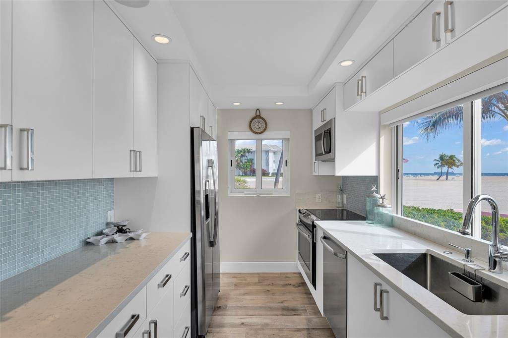 1922 S Ocean Ln 11