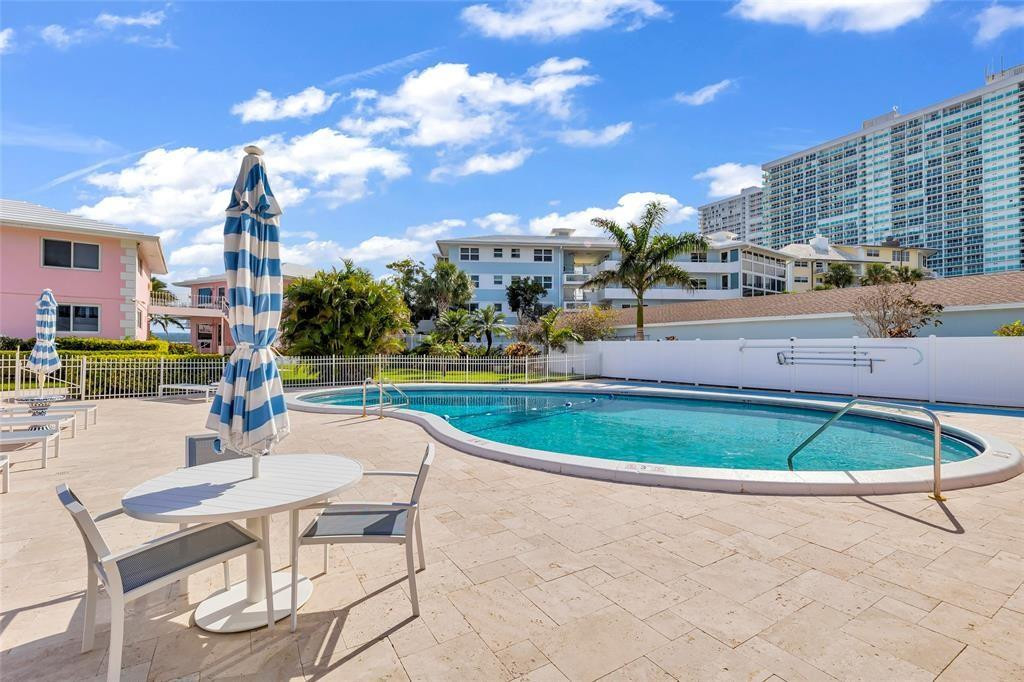 1922 S Ocean Ln 11