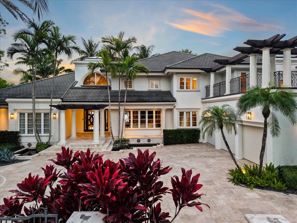 1313 E LAKE DR