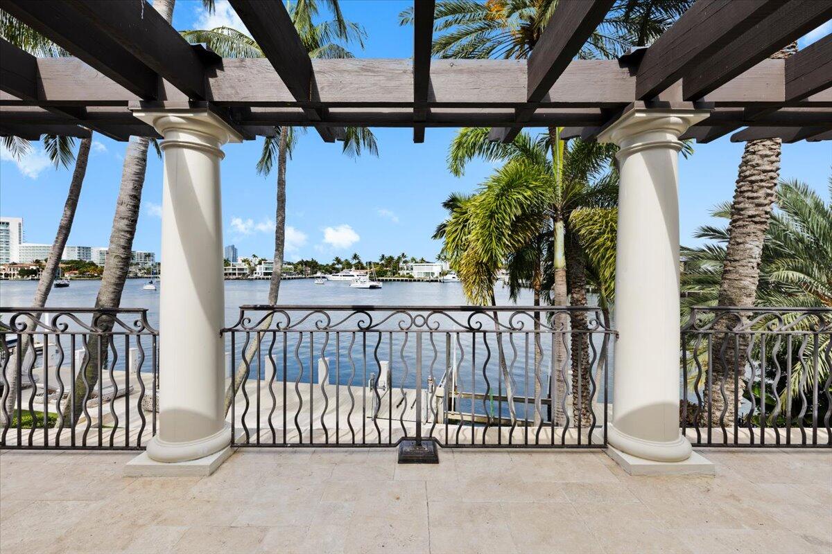 1313 E LAKE DR