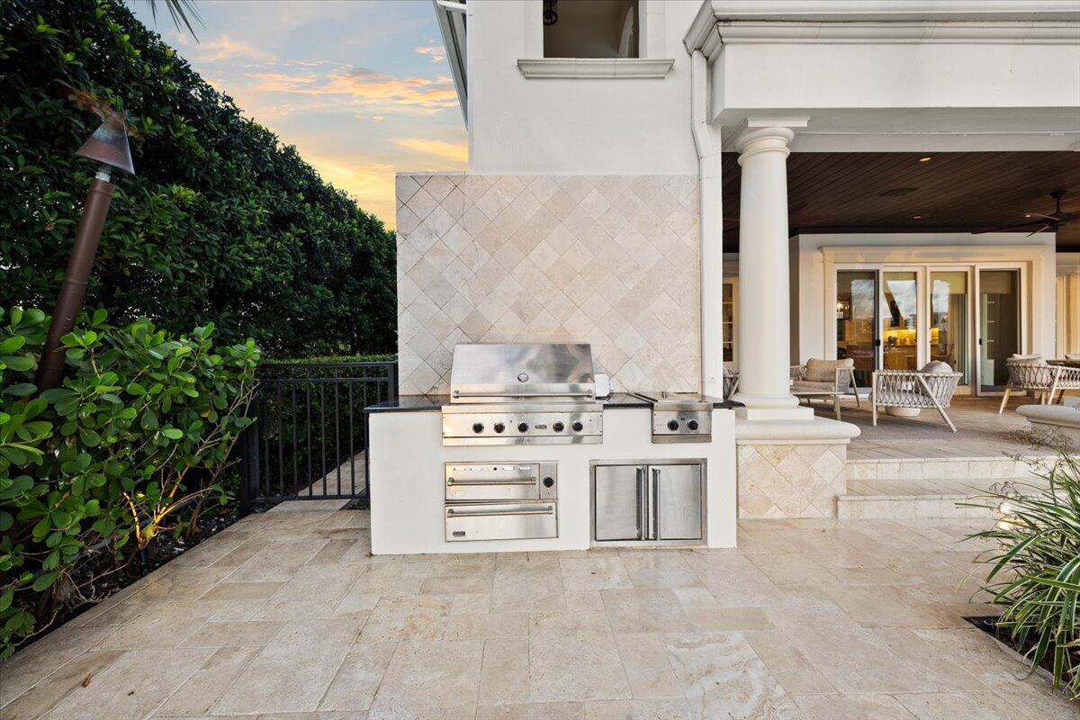 1313 E LAKE DR