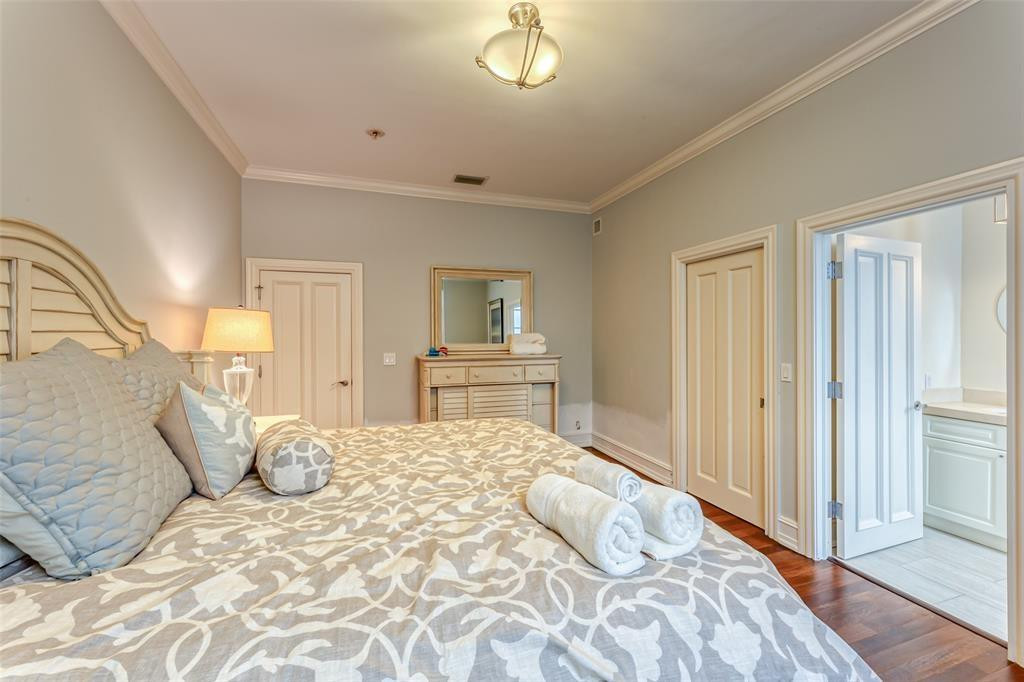 1313 E LAKE DR