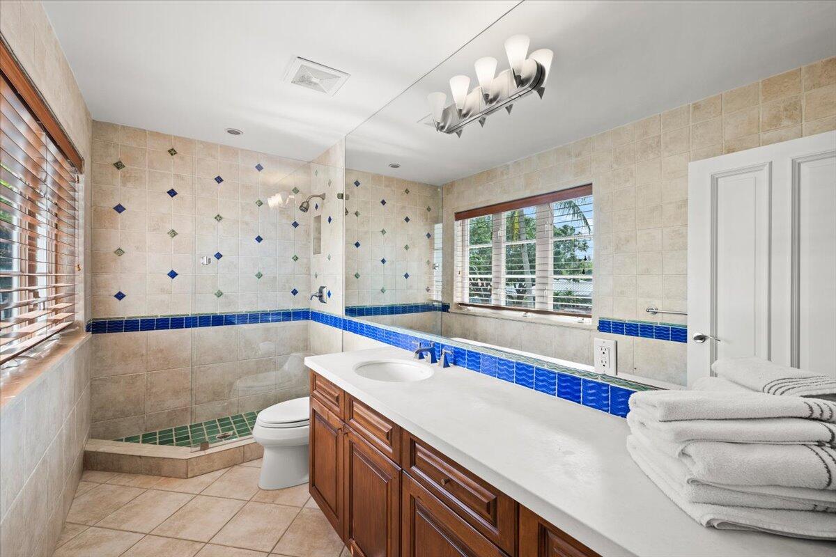 1313 E LAKE DR
