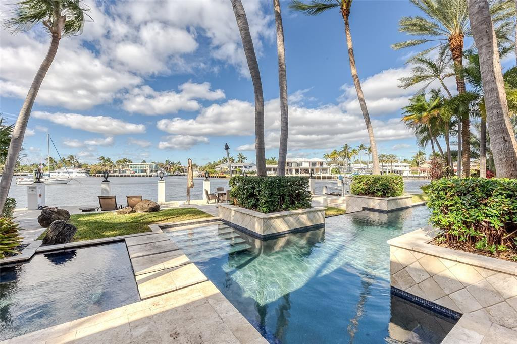 1313 E LAKE DR