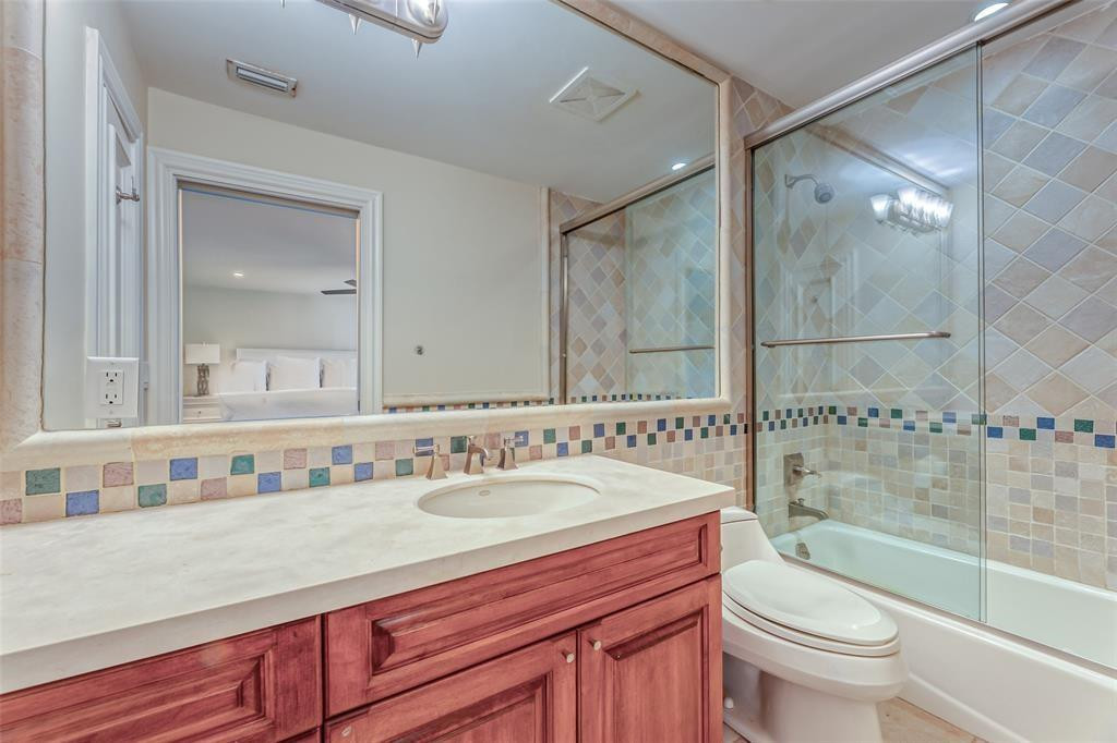 1313 E LAKE DR