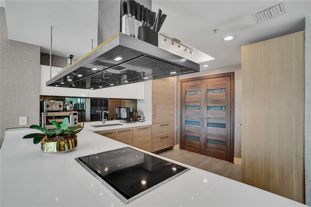 17301 Biscayne Boulevard 1011, North Miami Beach Unit: 1011