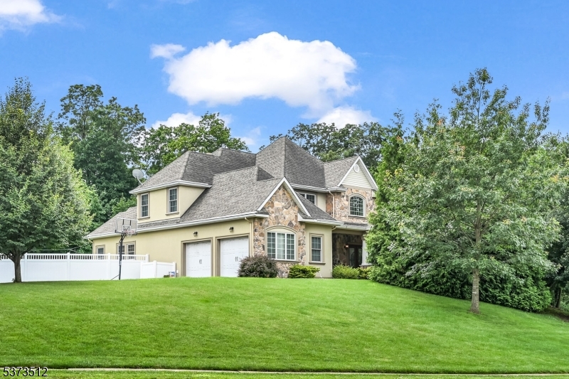 8 Eden Ln