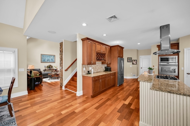 8 Eden Ln
