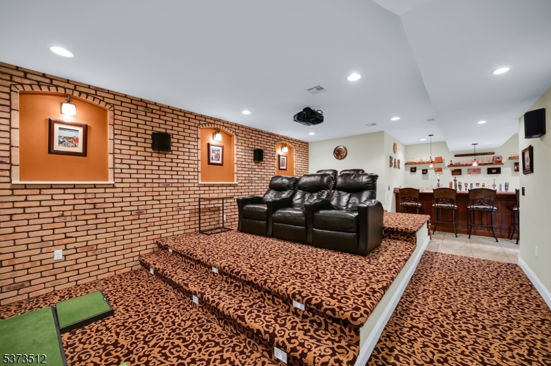 8 Eden Ln