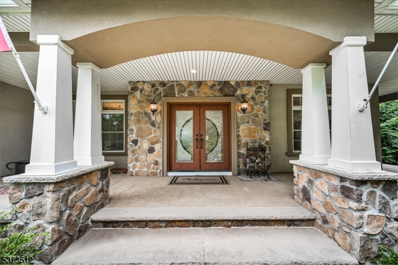8 Eden Ln