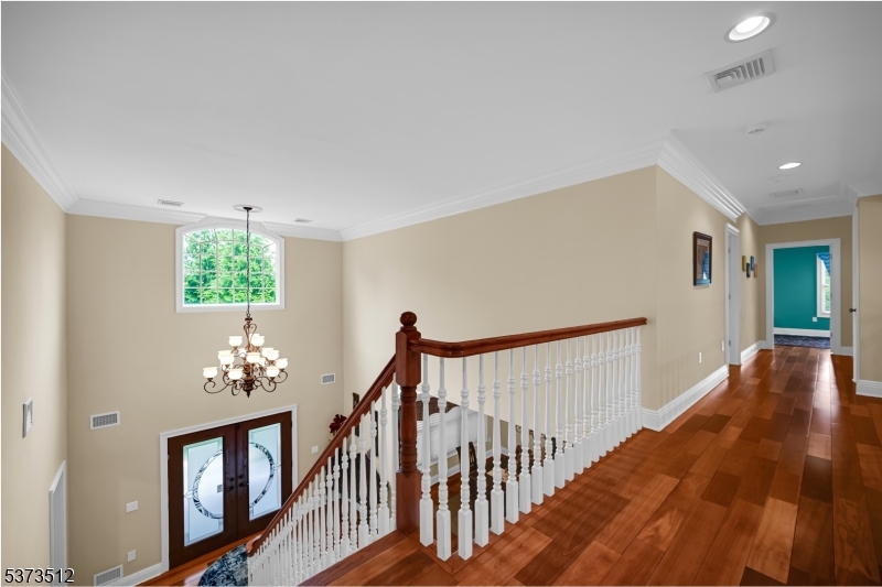 8 Eden Ln