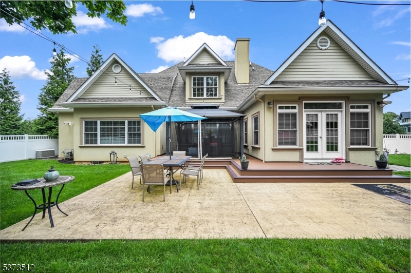 8 Eden Ln