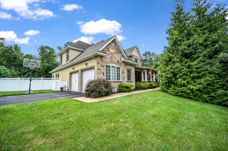 8 Eden Ln