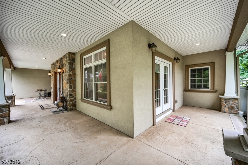 8 Eden Ln