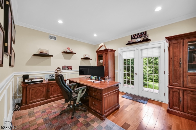 8 Eden Ln