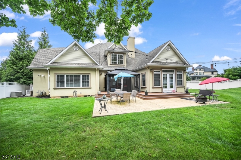 8 Eden Ln