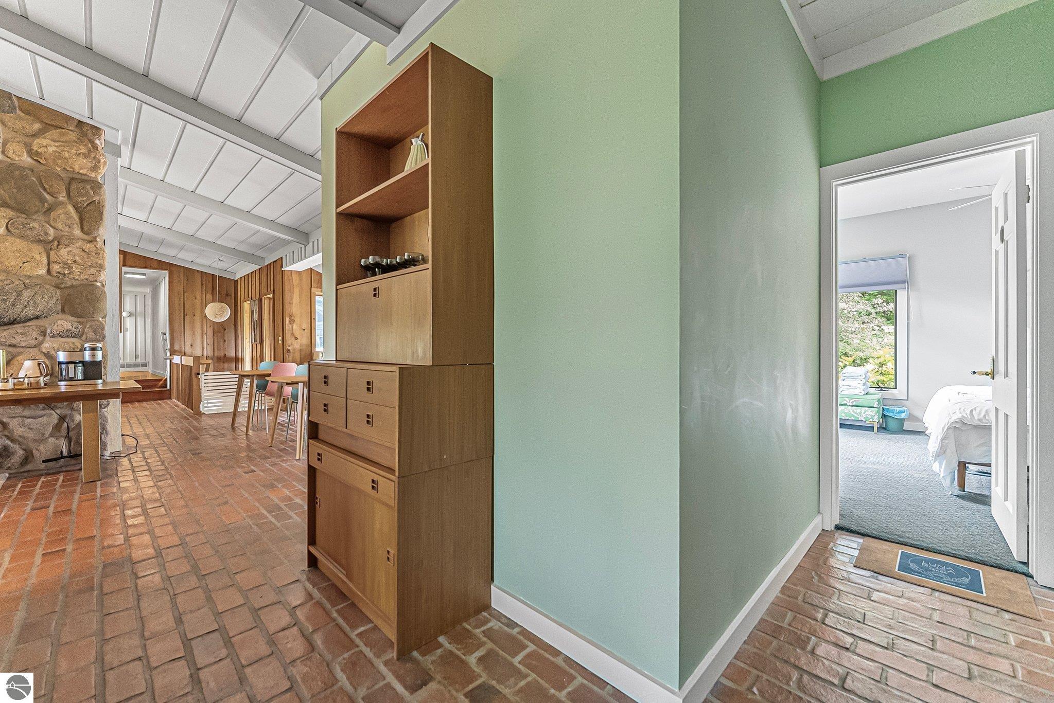 1461 N Eagle Highway