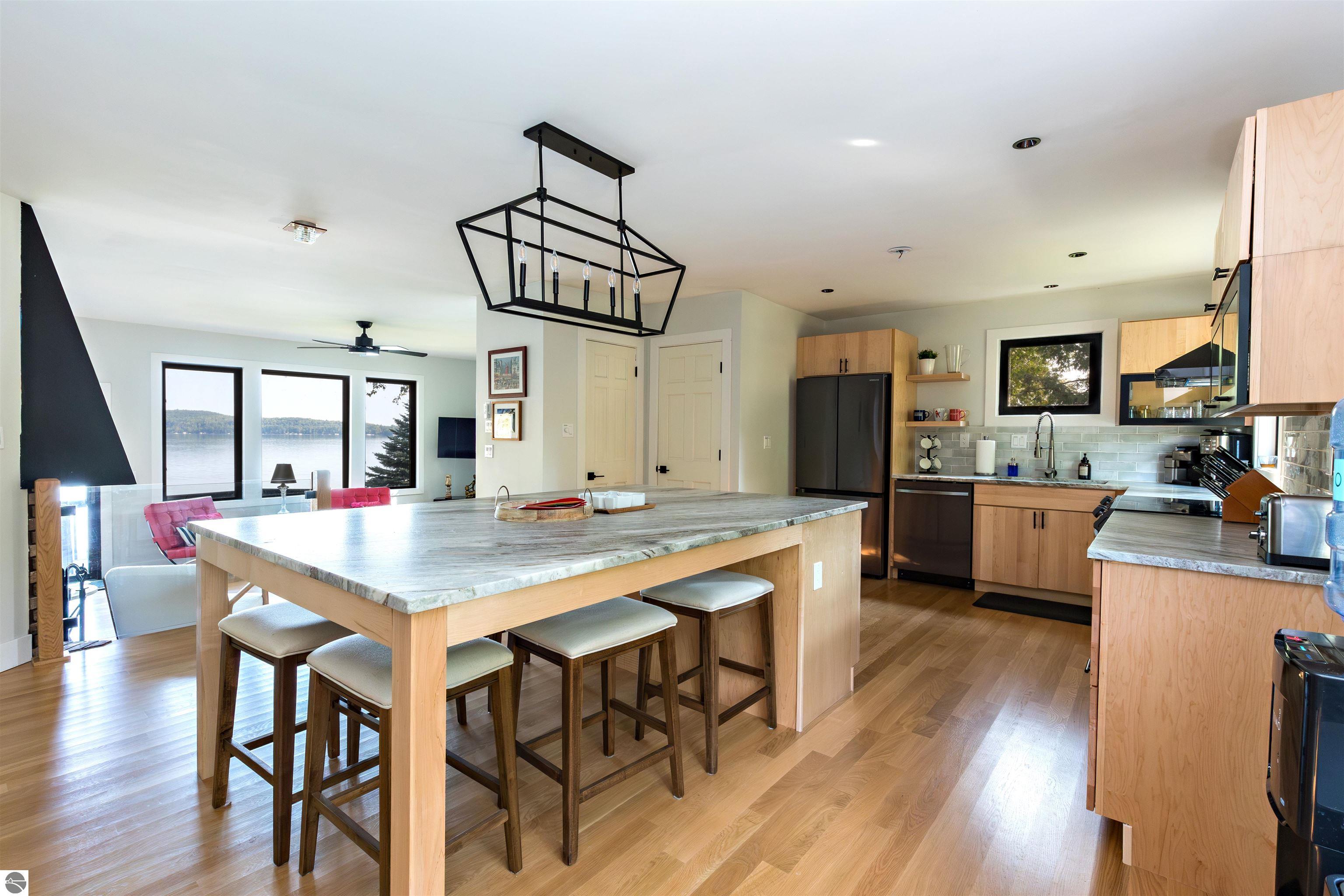 8112 Lakeside Trail