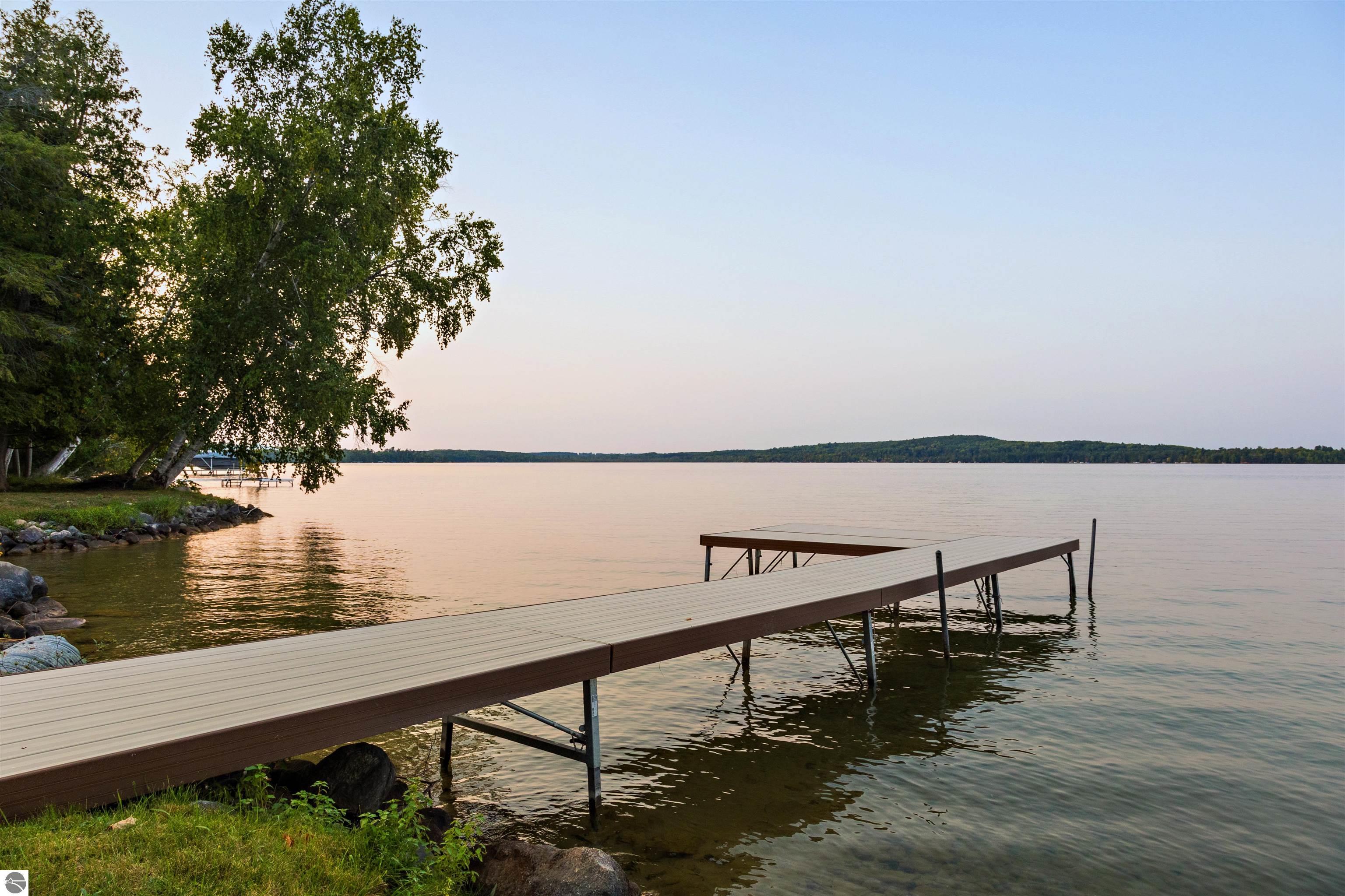 8112 Lakeside Trail