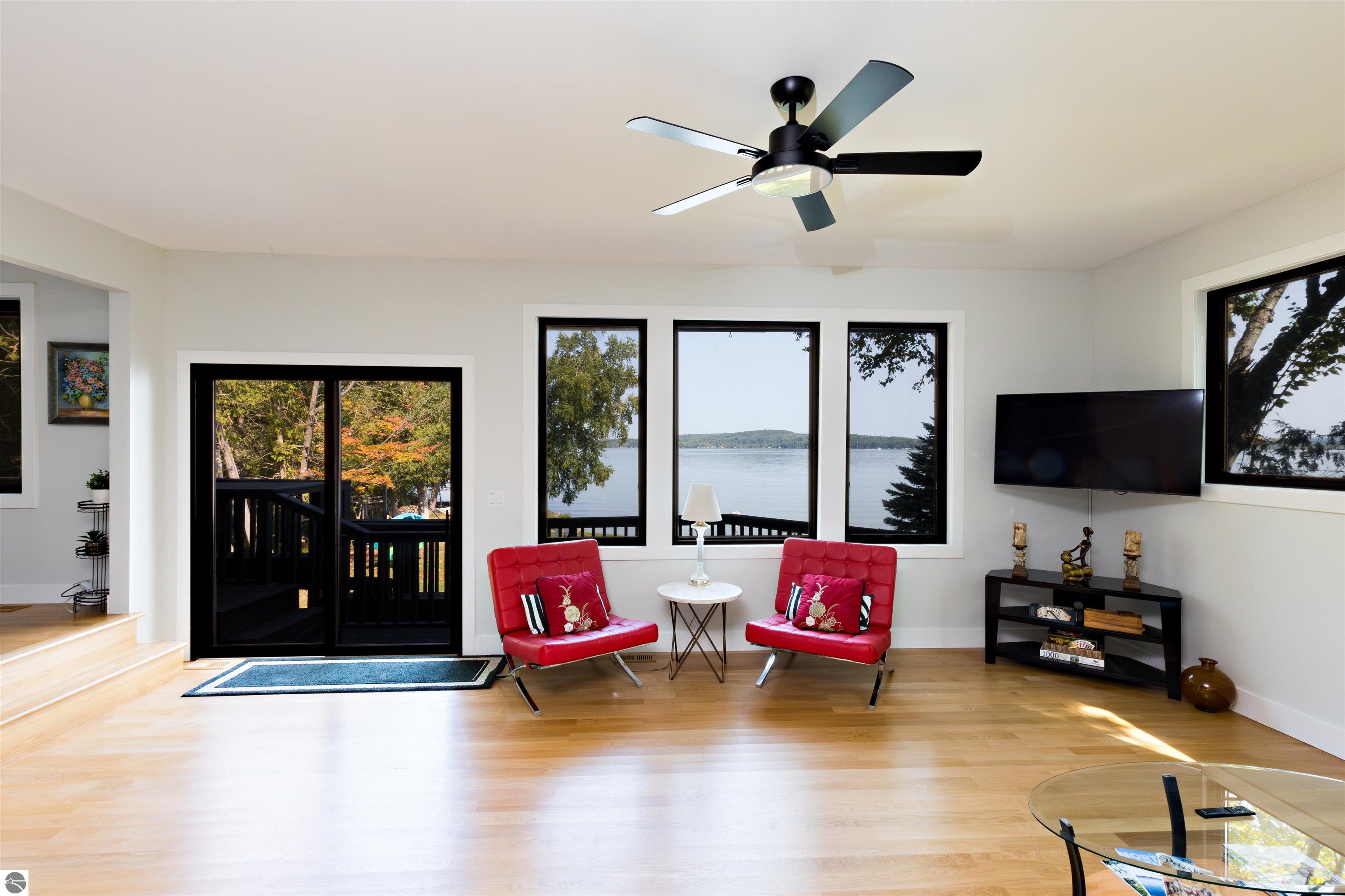 8112 Lakeside Trail