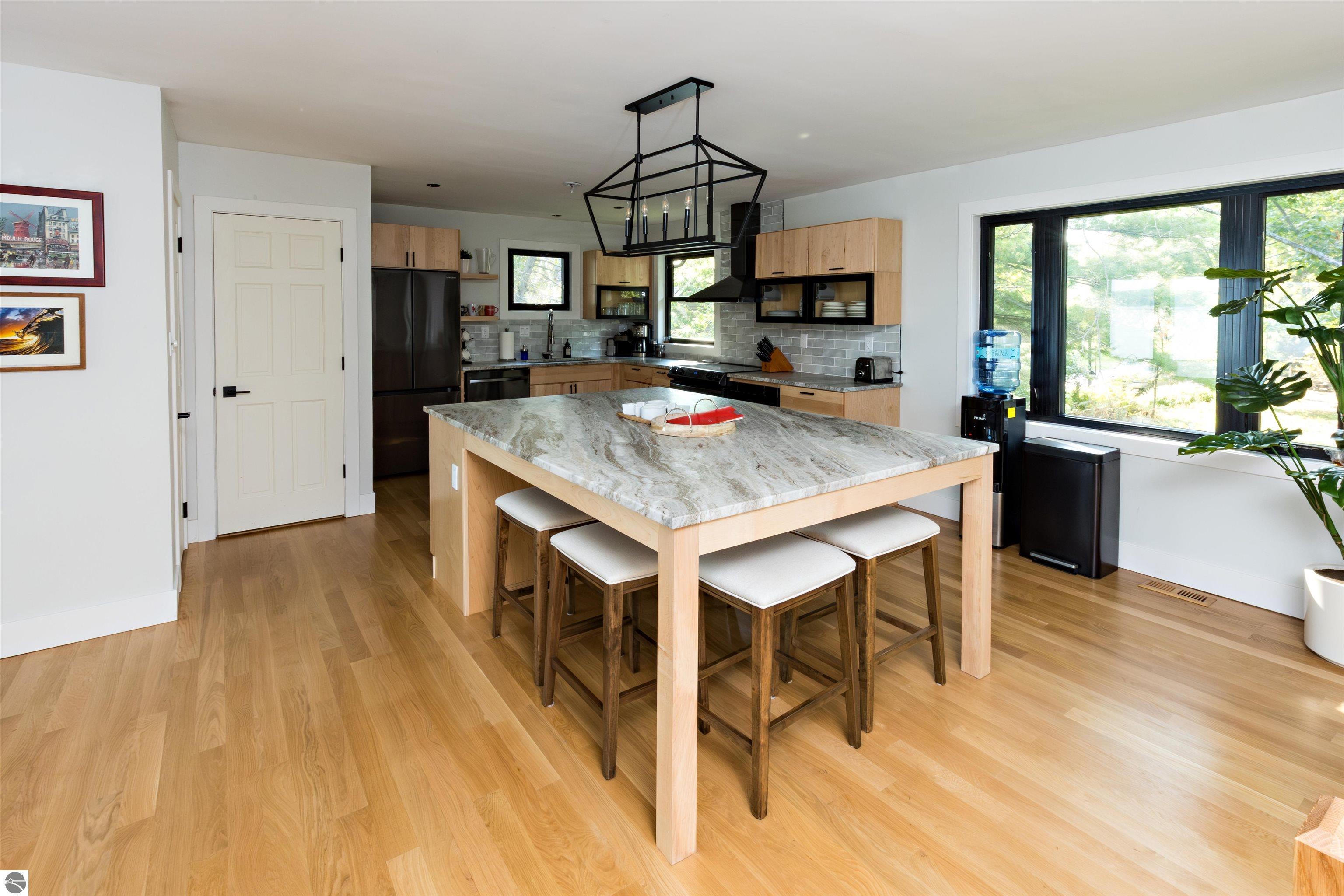 8112 Lakeside Trail