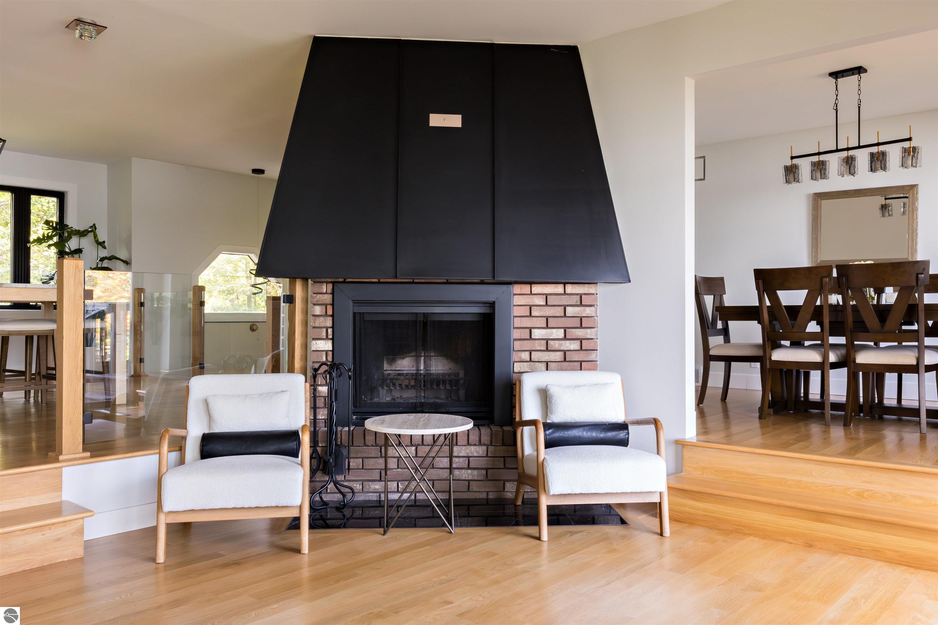 8112 Lakeside Trail