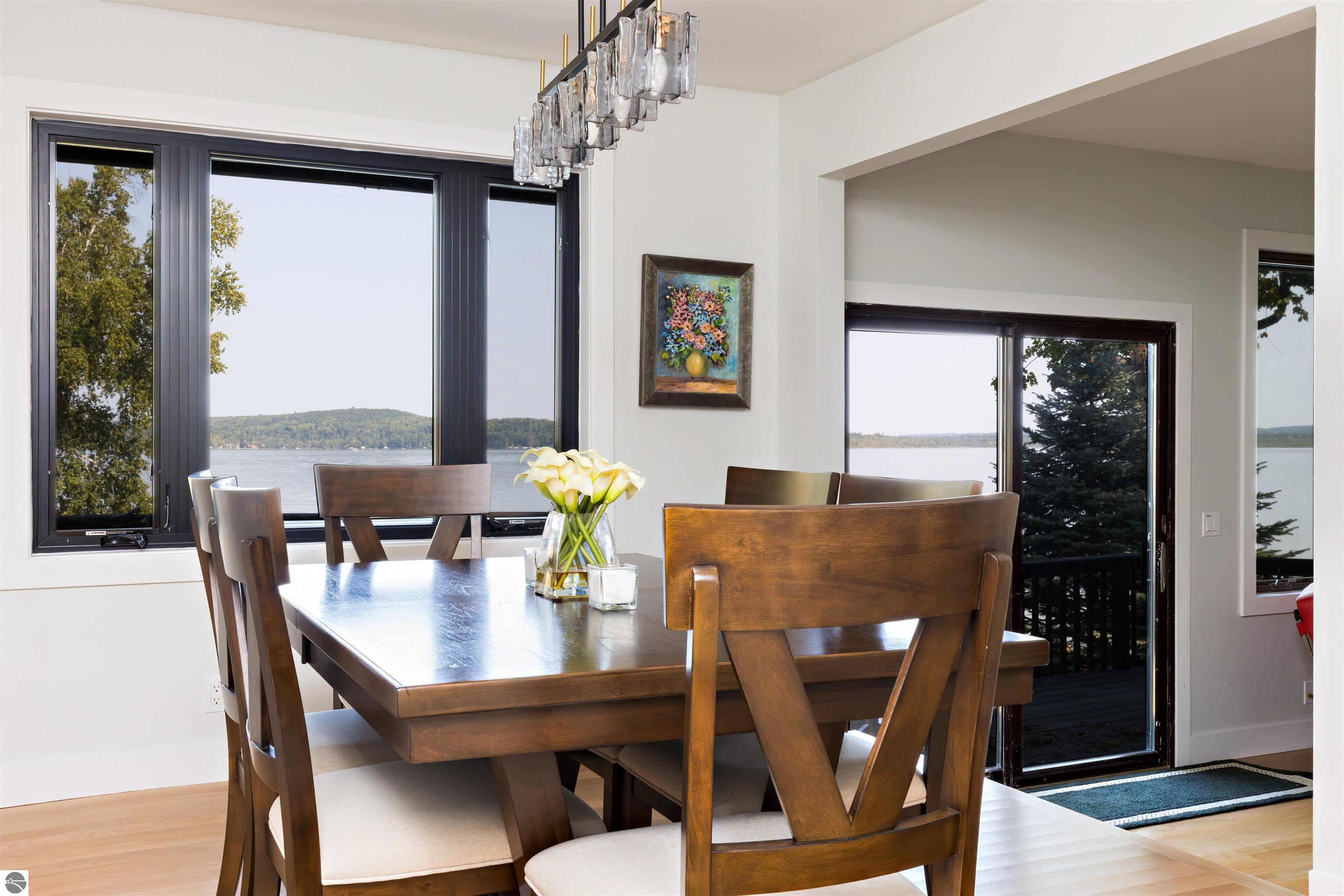 8112 Lakeside Trail